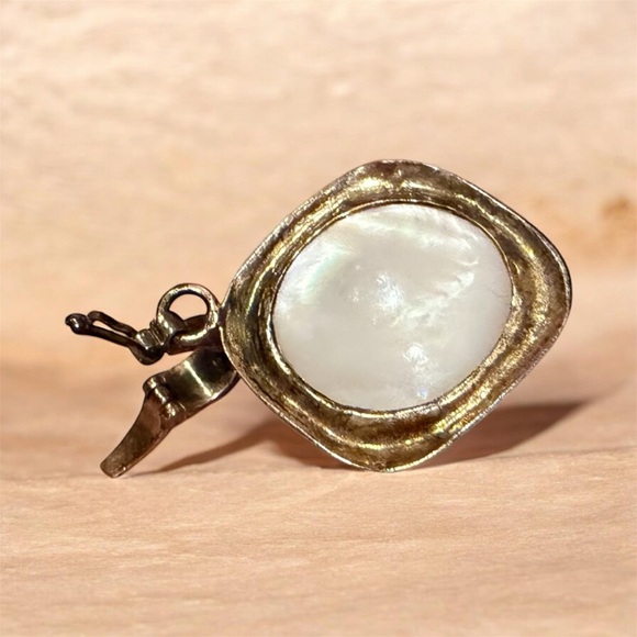 VINTAGE Elegant .925 MOTHER OF PEARL Pendant with extra security closure - Picture 2 of 5